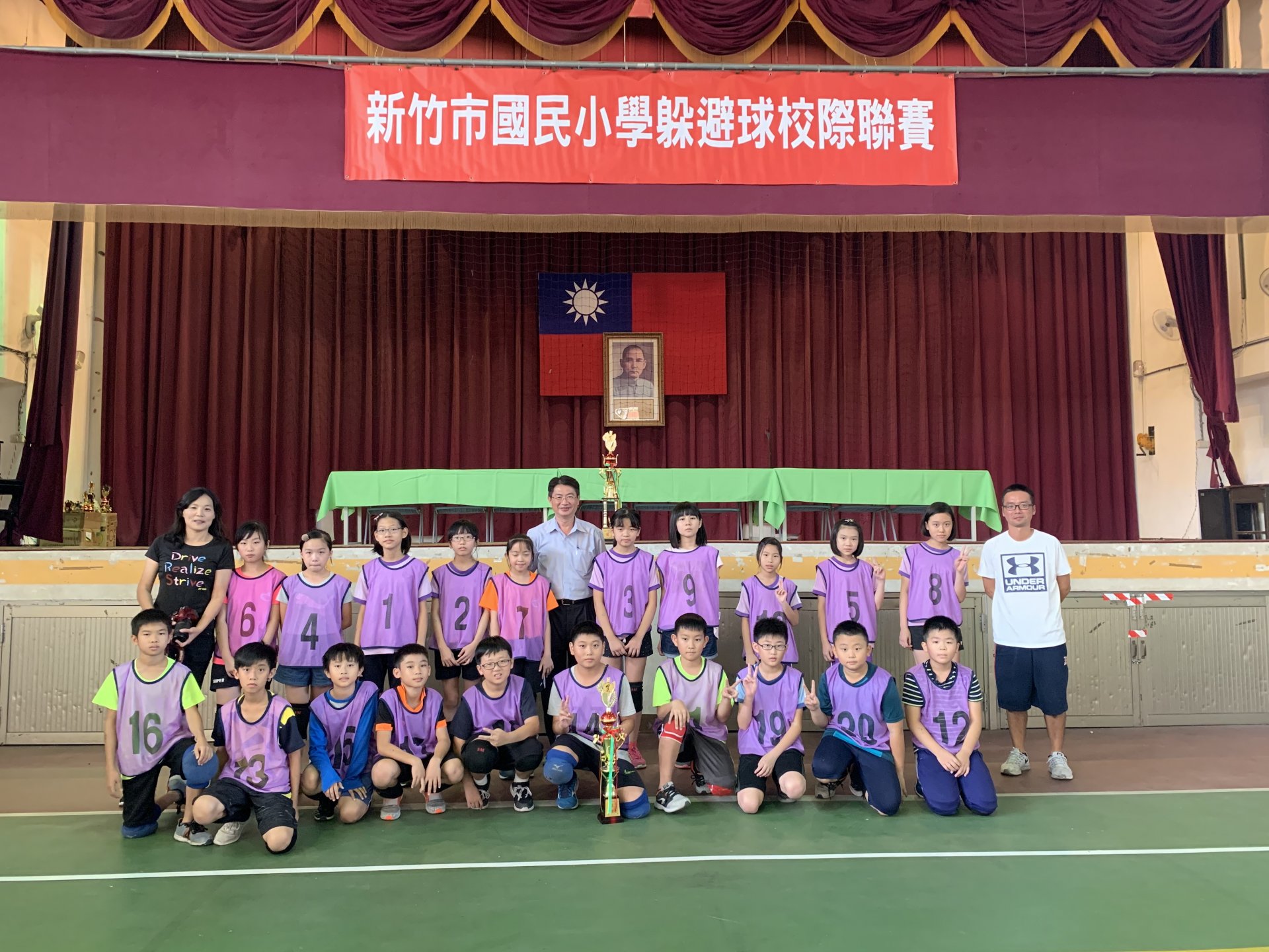 躲避球校際聯賽與主辦單位合照